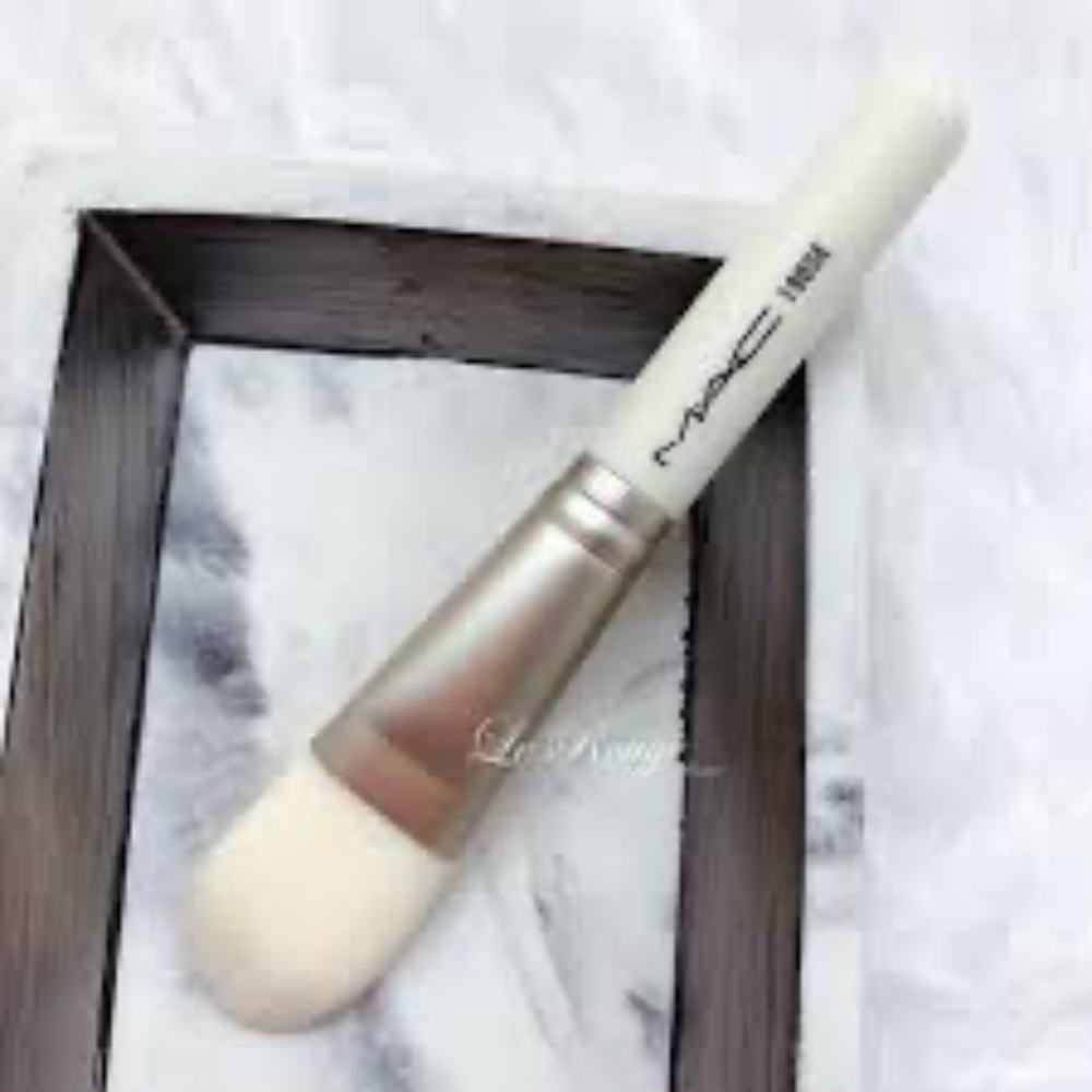 Mac Cosmetics 190SE Flat Paddled Shaped Foundation Brush